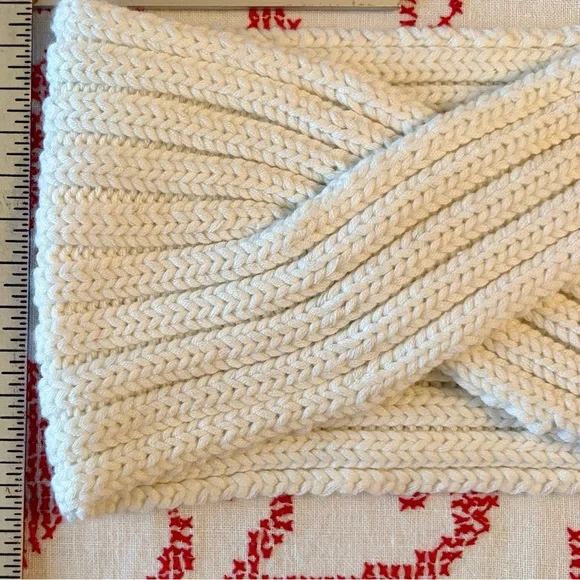 UGG Winter White/Cream Knit Headband and Fingerless Gloves - Picture 2 of 13